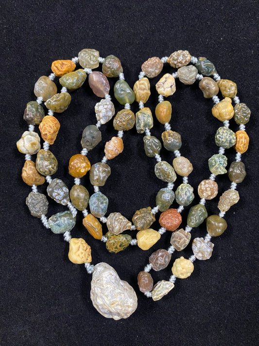 The Grounding Power of Alashan Green Vein Agate: Nature’s Necklace of Balance
