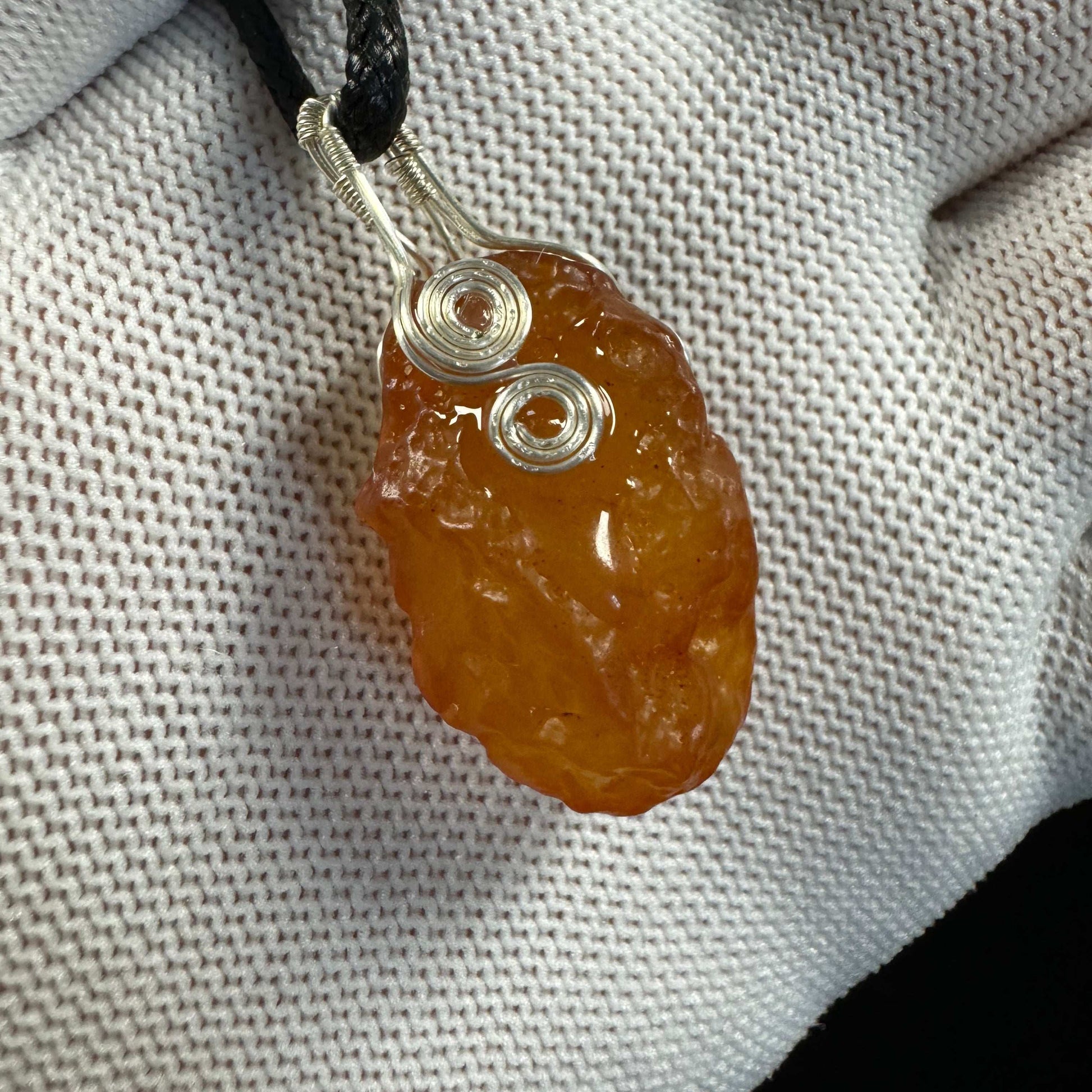 Natural Gobi Red Vein Agate – Raw Desert Stone for Jewelry & Collecting