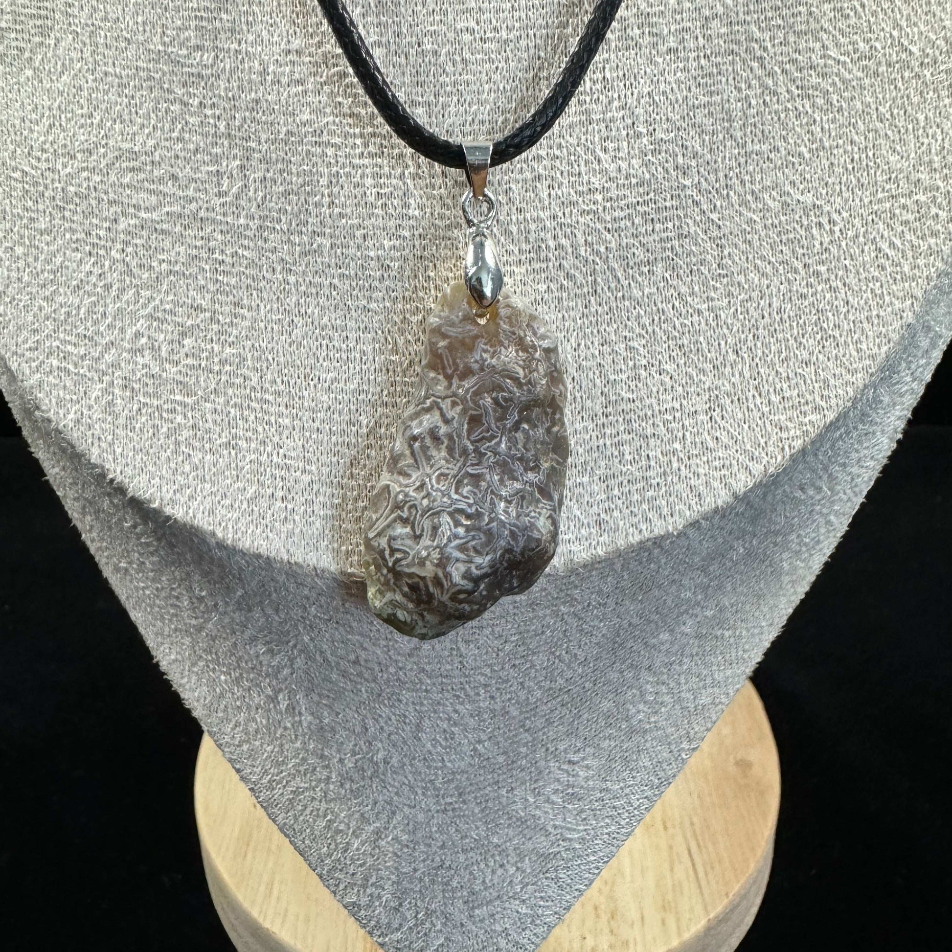 Natural Gobi White Flower Vein Agate Pendant Necklace – Elegant Energy for Women