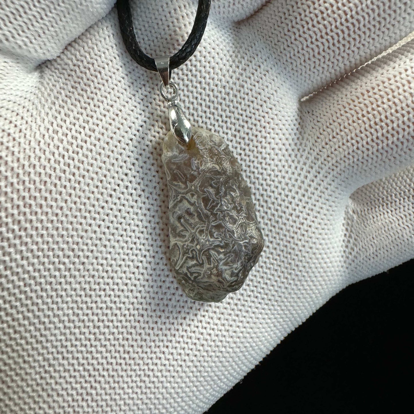 Natural Gobi White Flower Vein Agate Pendant Necklace – Elegant Energy for Women