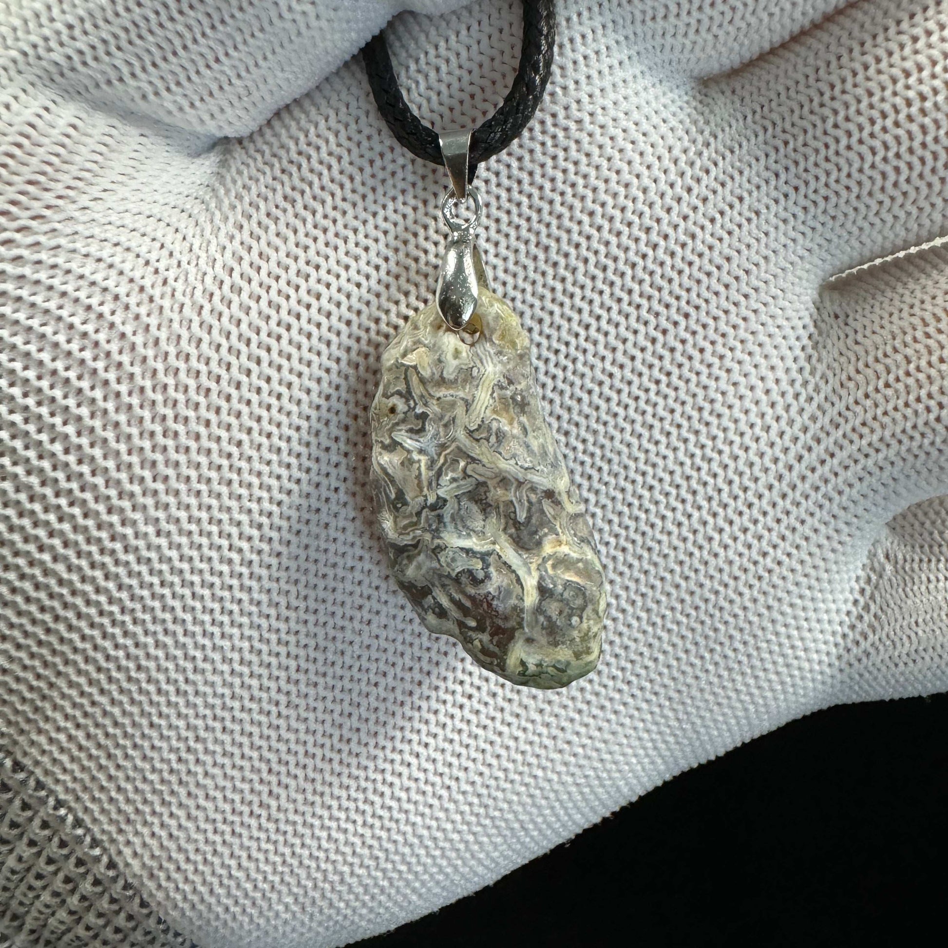 Natural Gobi White Flower Vein Agate Pendant Necklace – Elegant Energy for Women
