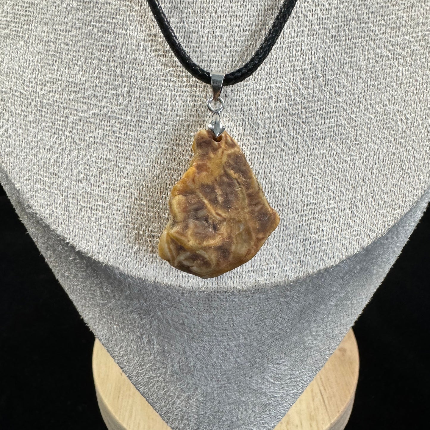 Natural Gobi Vein Agate Pendant – Earth’s Artistry in Every Stone