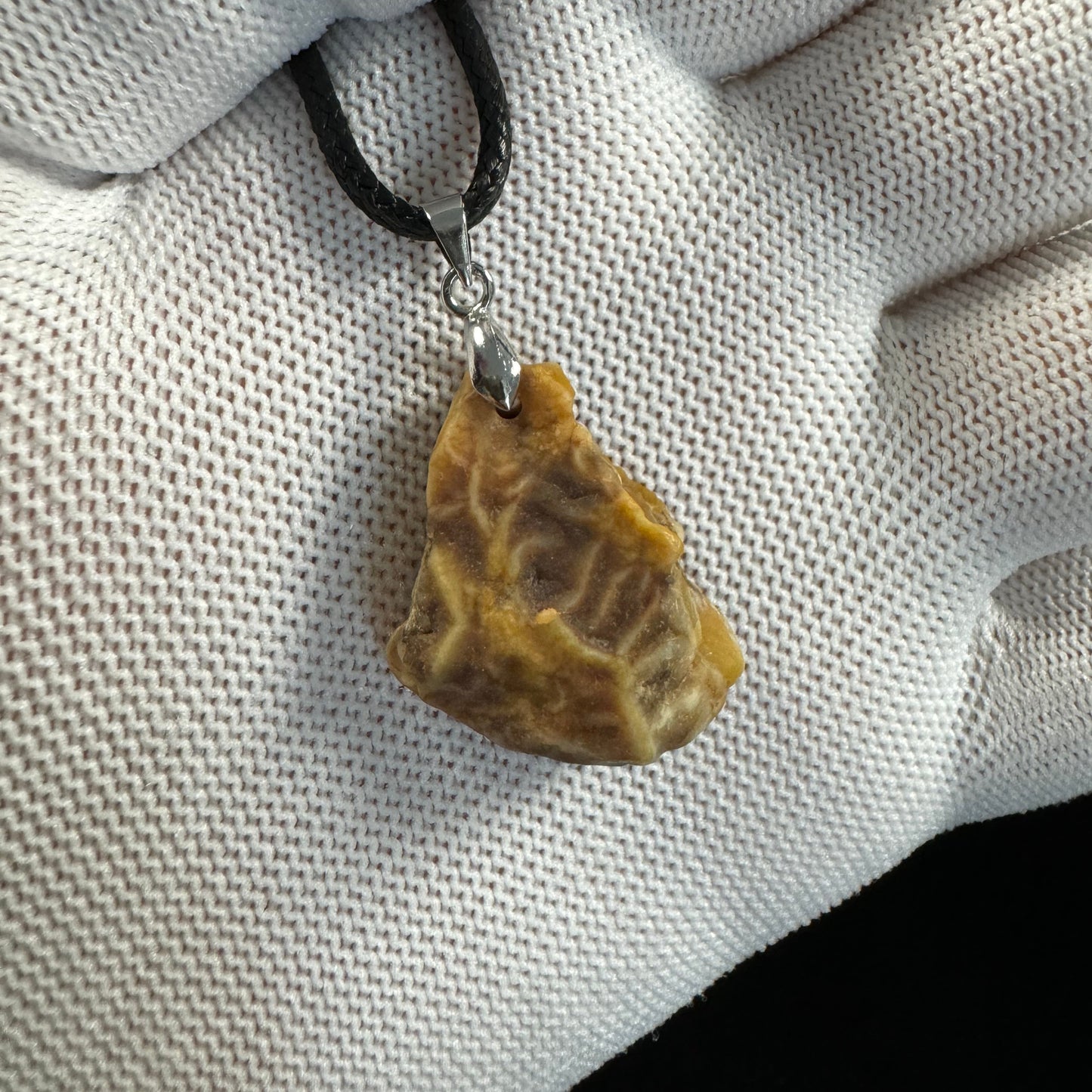 Natural Gobi Vein Agate Pendant – Earth’s Artistry in Every Stone