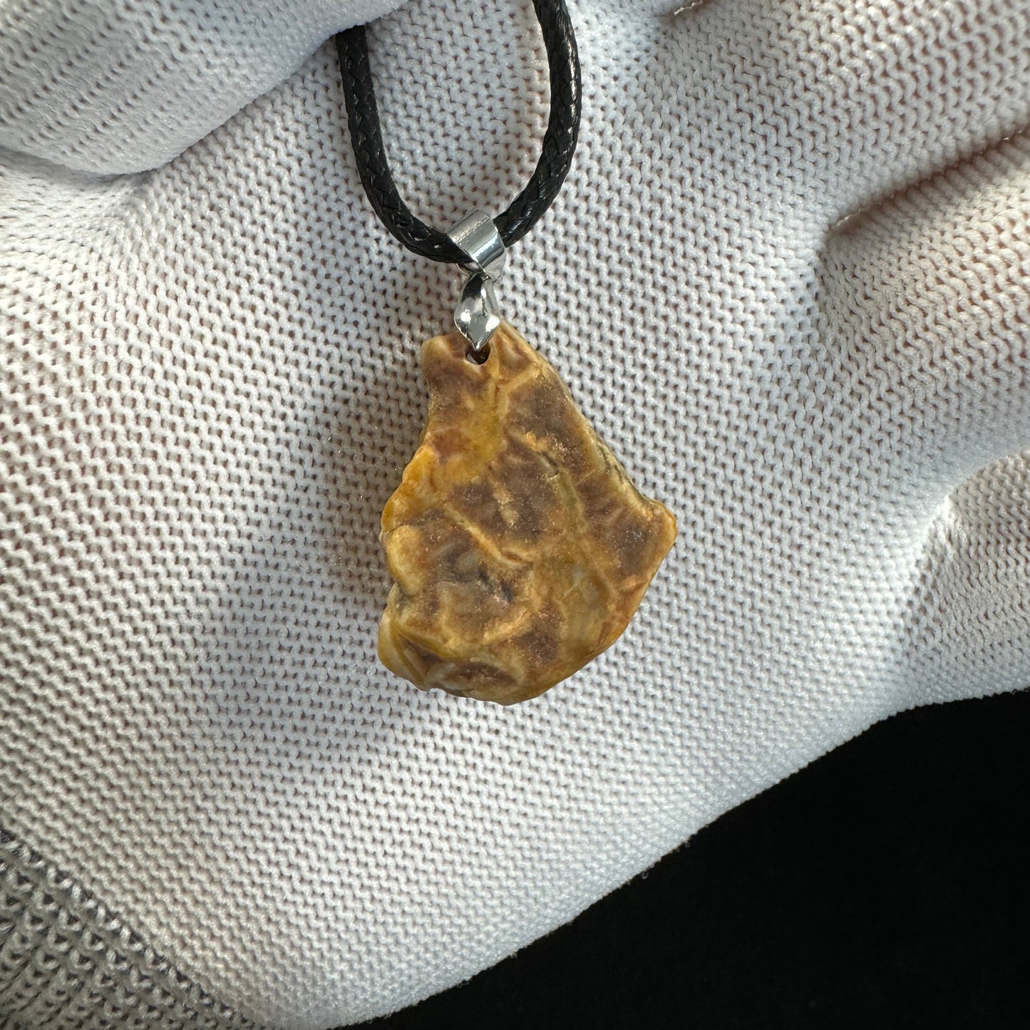 Natural Gobi Vein Agate Pendant – Earth’s Artistry in Every Stone