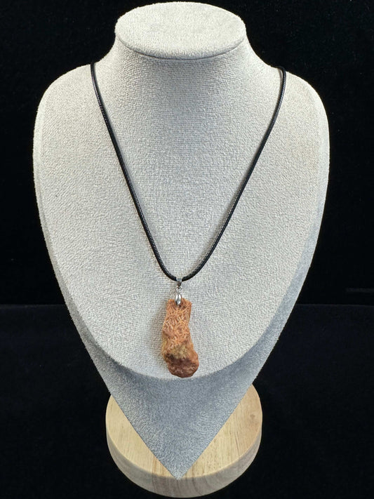 Natural Gobi Blood Veins Agate Pendant – Grounding Energy with Raw Desert Beauty