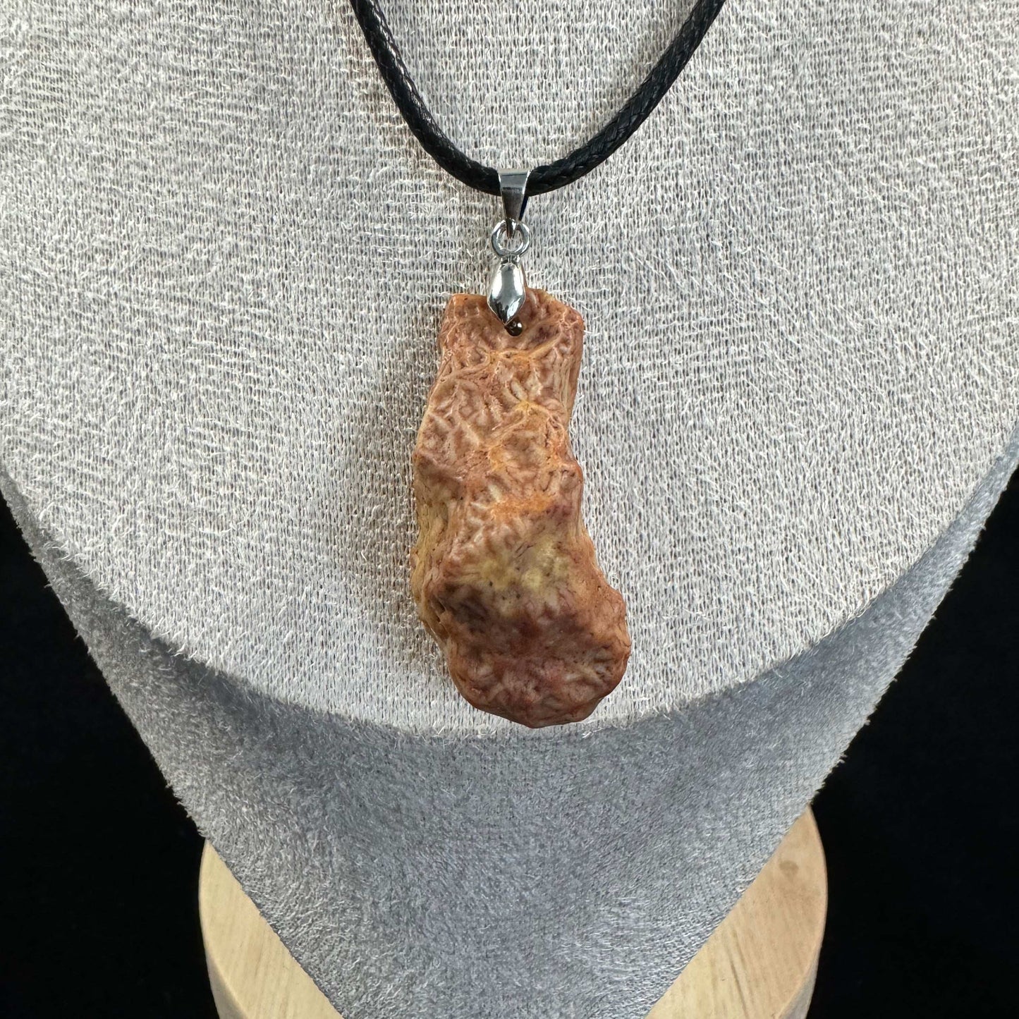 Natural Gobi Blood Veins Agate Pendant – Grounding Energy with Raw Desert Beauty