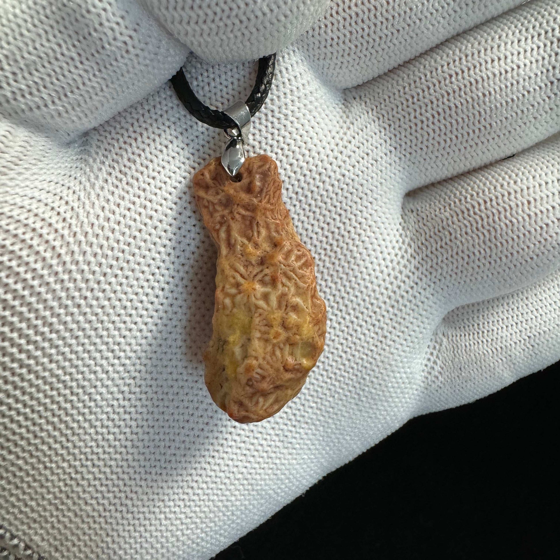 Natural Gobi Blood Veins Agate Pendant – Grounding Energy with Raw Desert Beauty