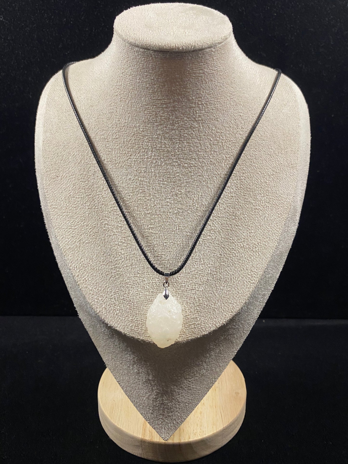 Natural Gobi Relief Flower Eye White Agate Necklace – Spirit & Elegance in Stone
