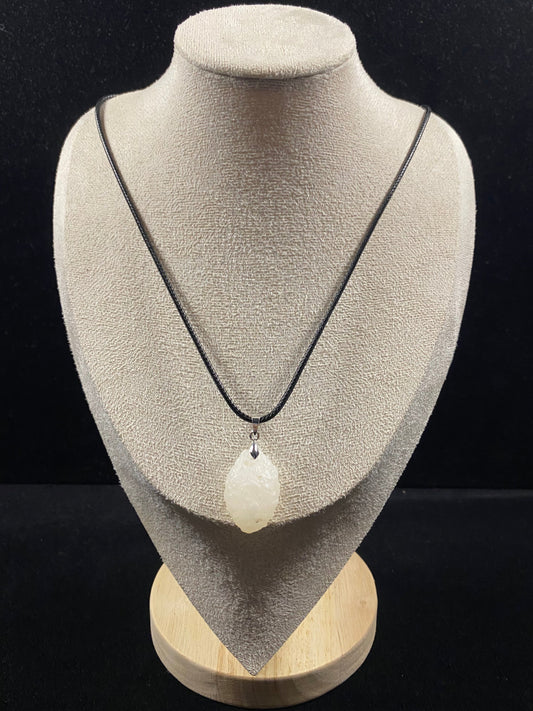 Natural Gobi Relief Flower Eye White Agate Necklace – Spirit & Elegance in Stone
