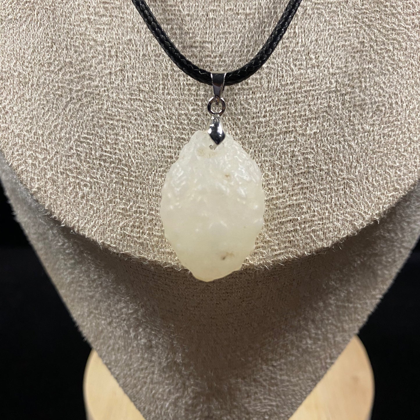 Natural Gobi Relief Flower Eye White Agate Necklace – Spirit & Elegance in Stone
