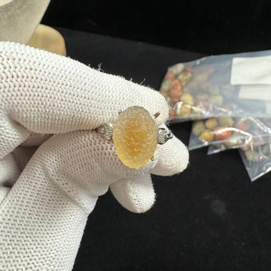 Natural Alxa Gobi Yellow Sugar Heart Agate RingNatural Alxa Gobi Sugar Heart Agate Ring – Heart-Shaped Gemstone for Love & Balance