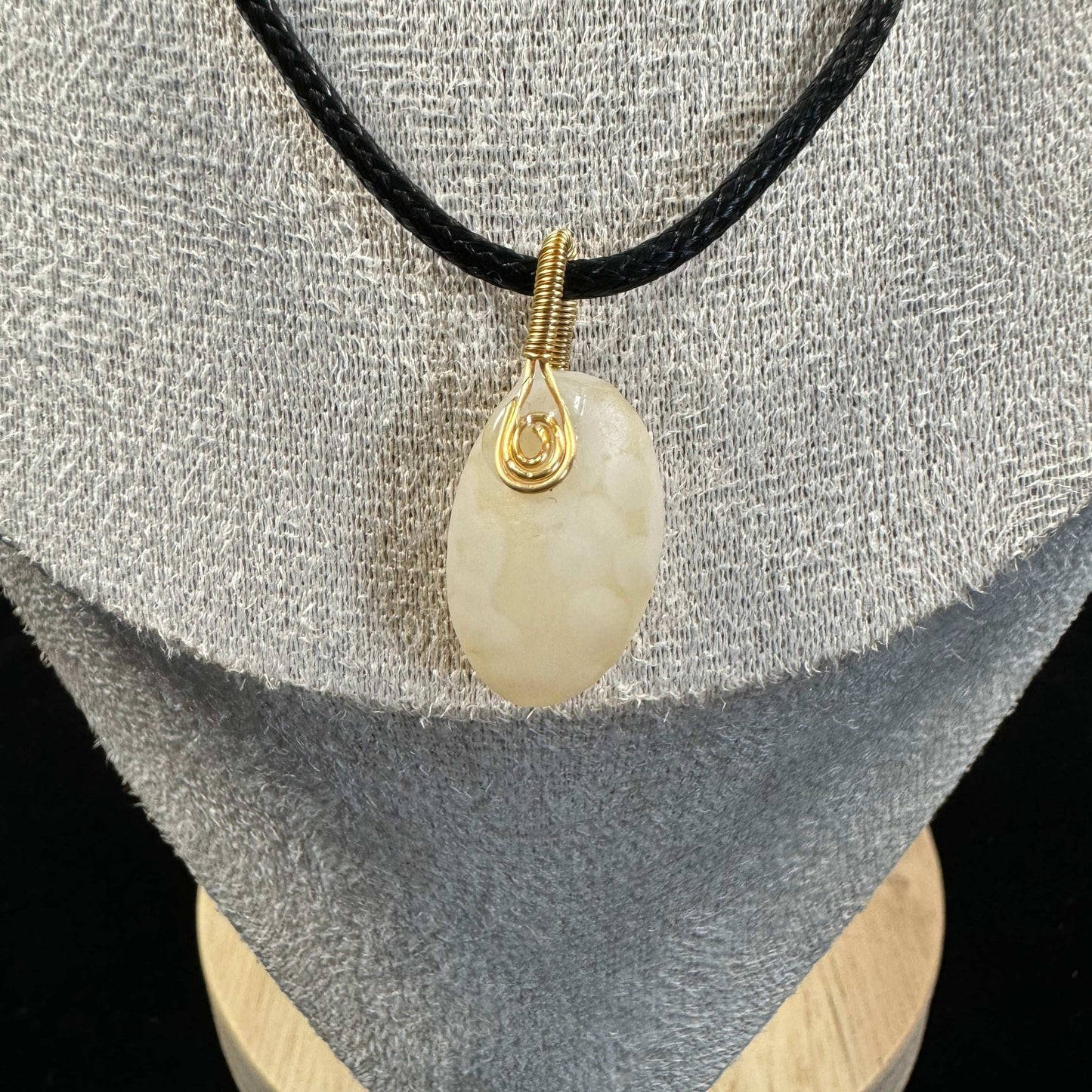 Natural Gobi Flower‑Eye White Agate – Raw Desert Stone for Jewelry & Well‑Being